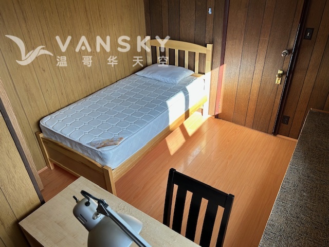 250828164957_Room D 床書桌地板.jpg